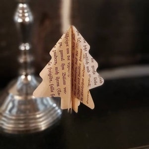 Ghirlanda di carta realizzata con pagine di libri antichi, cinque alberi 3D, arte cartacea, riciclato, upcycling, decorazione natalizia sostenibile, gioielli vintage