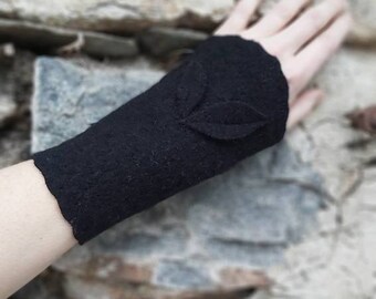 Hand cuffs made of pure sheep's wool in black, arm cuffs, cuffs, handmade accessory, wool cuffs, walk fabric, walk