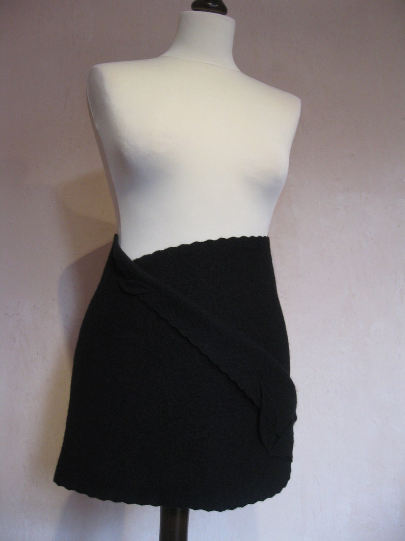 Cacheur in black made of pure sheep's wool, hip flatterer, kidney warmer, wool skirt, clothing made of wool, wrap skirt, wool fabric, felt skirt image 6