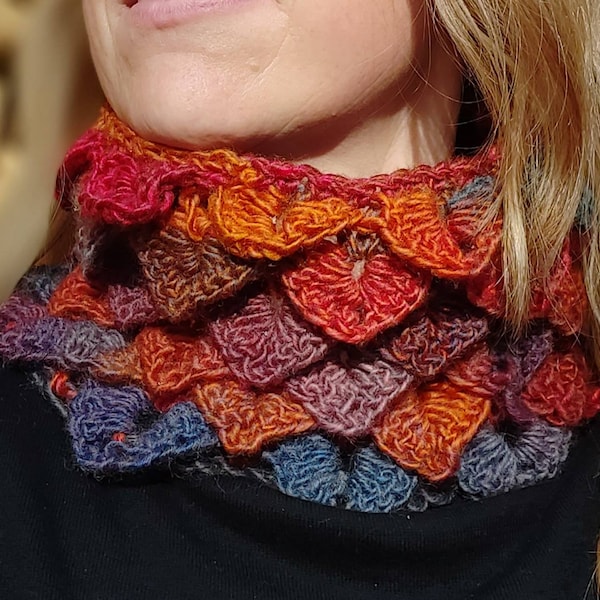 Boucle au crochet en laine mérinos douce, col châle coloré exclusif, flatteur de cou, écharpe, motif dragon en orange/bleu/violet