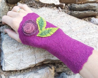 Cuffs made of pure sheep's wool in pink with fine rose application, extraordinary hand warmers made entirely by hand, gift