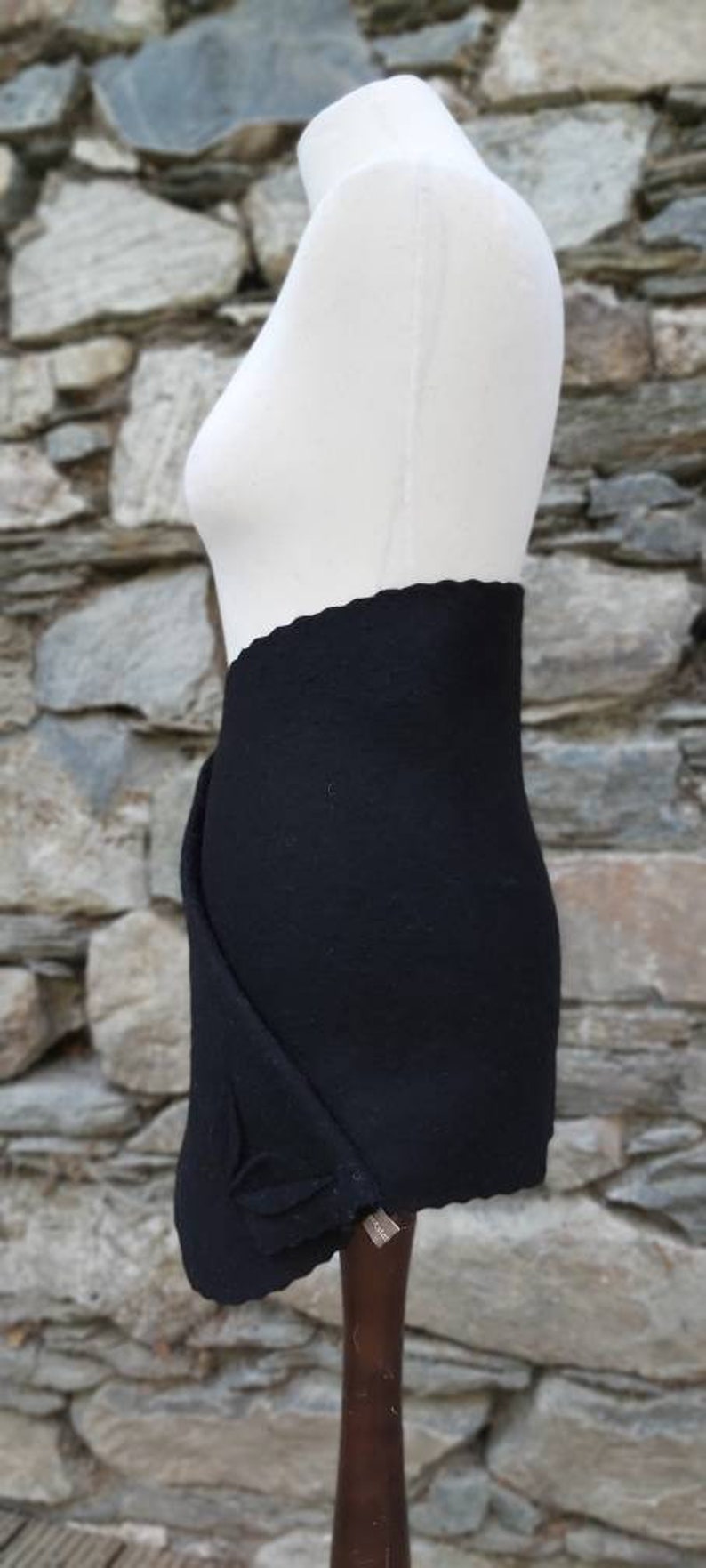 Cacheur in black made of pure sheep's wool, hip flatterer, kidney warmer, wool skirt, clothing made of wool, wrap skirt, wool fabric, felt skirt image 2