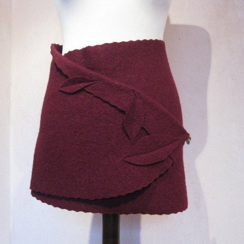Cacheur in burgundy made of pure sheep's wool, hip flatterer, kidney warmer, wool skirt, clothing made of wool, wrap skirt, wool fabric, felt skirt image 3