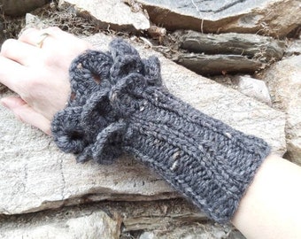 Hand cuffs made of extra soft alpakatweed in grey, arm warmers, cuffs, wool cuffs, pulse warmer, winter accessory, outlander, dragon pattern