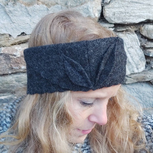 Stirnband aus reiner Schafwolle in  anthrazit mit Blätterapplikation, Ohrenwärmer, Accessoire aus Wolle, Geschenk, Walkstoff, handgearbeitet