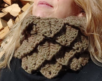 soft loop with alpaca yarn in green, exclusive shawl collar, special crochet pattern, voluminous neck flatterer, scarf in a dragon pattern