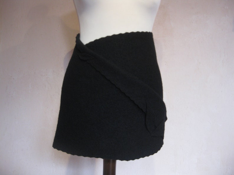 Cacheur in black made of pure sheep's wool, hip flatterer, kidney warmer, wool skirt, clothing made of wool, wrap skirt, wool fabric, felt skirt image 3