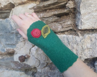 Hand cuffs made of pure sheep's wool in green with fine rose applications, exceptional hand warmers made entirely by hand, Walk