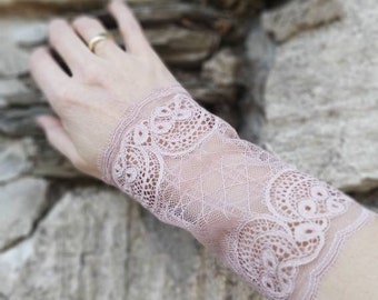 Hand cuffs made of elastic lace in dusky pink, arm warmers, wedding, pulse warmer, cuffs, romantic, playful, bride, soft, ornament