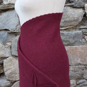 Cacheur in burgundy made of pure sheep's wool, hip flatterer, kidney warmer, wool skirt, clothing made of wool, wrap skirt, wool fabric, felt skirt image 2