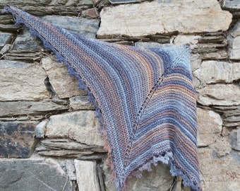 gebreide driehoekige omslagdoek in rood gemaakt van schapenwol en polyamide, schouderdoek, omslagdoek, stola, sjaal, middeleeuws, dirndl, warm, sjaal, gebreide omslagdoek