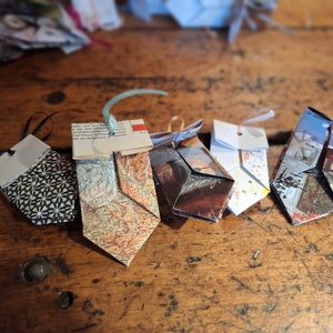 5 confezioni regalo realizzate con vecchie riviste, atlanti e libri, riciclate, confezioni regalo, upcycling, sacchetti di carta, sostenibili, vintage