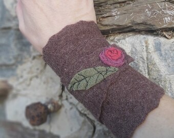 Hand cuffs for wrapping with rose appliqué made of sheep's wool, walk, cuffs, wool cuffs, roses, winter accessory walk fabric, brown