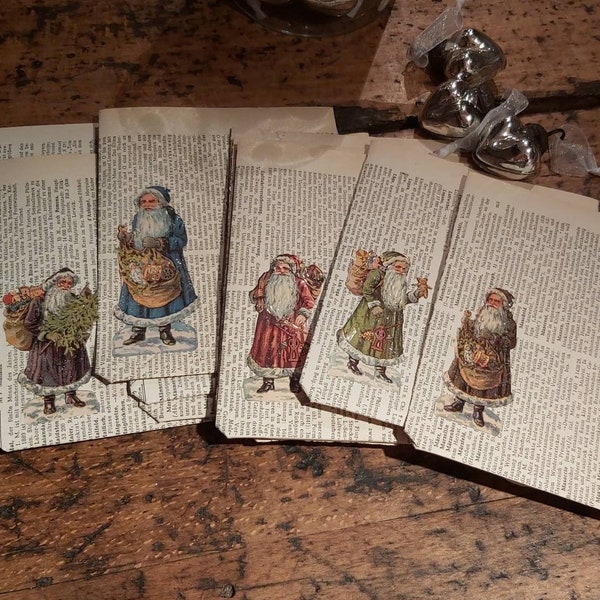 Set mit 10 Tüten aus alten Buchseiten mit Glanzbildern von Weihnachtsmännern verziert, recycelt, Geschenktüten, vintage, shabby chic