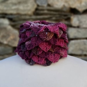 Crocheted loop made of soft merino wool, exclusive colorful shawl collar, crochet pattern, neck flatterer, scarf, dragon pattern in purple/pink/brown
