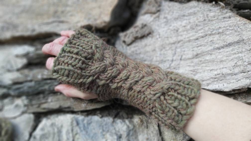 Hand warmers with thumb hole made of alpaca and sheep's wool in green, arm warmers, wrist warmers, Middle Ages, Highlands, Outlander, Celts, cuffs