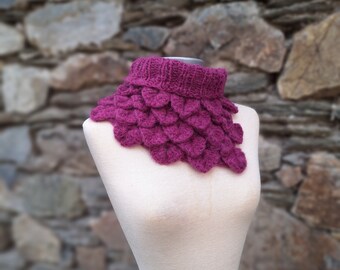 gestrickter Loop aus Alpaka in magenta/beere, exclusiver Schalkragen, Häkelmuster, Halsschmeichler, unglaublich weich, Schal, Drachenmuster