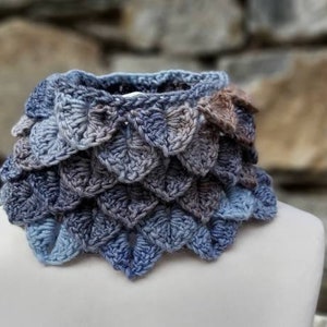 crocheted loop made of soft sheep's wool, exclusive colorful shawl collar, crochet pattern, neck flatterer, scarf with dragon pattern in blue/brown