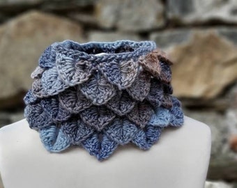 crocheted loop made of soft sheep's wool, exclusive colorful shawl collar, crochet pattern, neck flatterer, scarf with dragon pattern in blue/brown