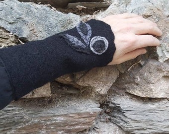 Cuffs made of pure sheep's wool in black with fine rose appliqué, exceptional hand warmers made entirely by hand, gift