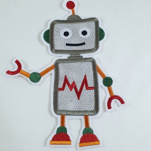 Könnte beinhalten: Ein grauer Roboter mit roten, grünen und orangen Details. Der Roboter hat einen Herzmonitor auf seiner Brust und eine rote Antenne auf seinem Kopf.