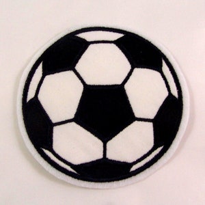 Könnte beinhalten: Ein weiß-schwarzer Fußball-Patch mit einem gestickten Design.