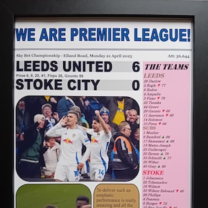 Pode incluir: Um recorte de jornal com fundo rosa e branco mostrando os resultados de uma partida de futebol entre Leeds United e Stoke City. Leeds United venceu por 6-0. O recorte inclui os nomes dos jogadores e seus números de camisa. O texto "We are Premier League!" está no topo do recorte.