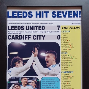 Pode incluir: Um recorte de jornal com uma manchete que diz "Leeds Hit Seven!" O artigo relata uma partida de futebol entre Leeds United e Cardiff City. Leeds United venceu a partida por 7-0. O artigo inclui uma foto de dois jogadores do Leeds United comemorando um gol. O texto do artigo inclui os nomes dos jogadores que marcaram gols para Leeds United.