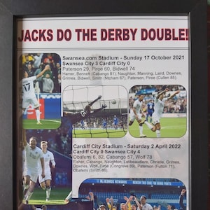 Pode incluir: Impressão emoldurada celebrando as vitórias de um time de futebol. A impressão apresenta fotos de ação de dois jogos, com os resultados e os nomes dos jogadores. A manchete diz "JACKS DO THE DERBY DOUBLE!" em vermelho.