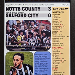 Può includere: Stampa incorniciata di un risultato di partita di calcio, con "NOTTS ARE BACK!" in alto. Il punteggio è Notts County 3, Salford City 0. Include i roster delle squadre e una citazione del manager dei Magpies.