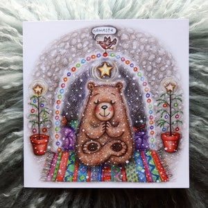 Yuletide Yogic Bear (Kłaniam się tobie) © Anthea Whitworth 2018. Kartka świąteczna z oryginalną ilustracją wykonaną ołówkiem. Joga, namaste.