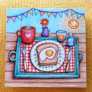 Sunny Side Up! © Anthea Whitworth 2021. Tarjeta de bellas artes de 14 cm x 14 cm, interior en blanco. Dibujo a lápiz de color: huevo sobre tostada. Sol.