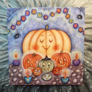 満足したカボチャ © Anthea Whitworth 2022。ハロウィンカード 140 mm x 140 mm、内側は空白、標準光沢カード、禅カボチャ、かわいいハロウィン
