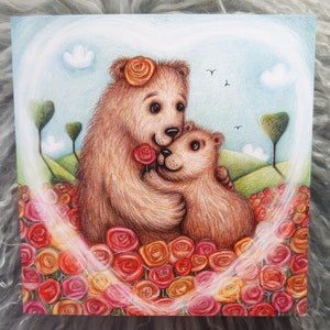 Abrazo de mamá © Anthea Whitworth 2020. Tarjeta de bellas artes, 14 cm x 14 cm, interior en blanco, a partir de un dibujo original a lápiz de color.