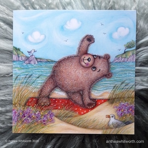 Ours yogique d'été © Anthea Whitworth 2020. Carte d'art à partir d'un dessin original au crayon de couleur. Carte carrée de 14 cm, vierge à l'intérieur.