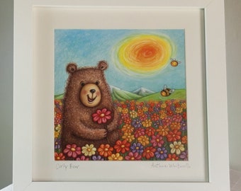 Wydruk giclée Curly Bear © Anthea Whitworth 2017. Fantazyjny wydruk o wymiarach 8 x 8 cali na podstawie oryginalnego rysunku wykonanego kredkami.