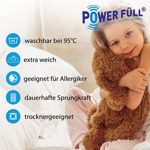 Peut inclure: Un oreiller blanc et moelleux avec un enfant tenant un ours en peluche brun. L'oreiller porte une &eacute;tiquette bleu et blanche avec le texte "POWER F&Uuml;LL&reg;" et les mots "F&Uuml;LLEN STOPFEN BASTELN". L'oreiller est &eacute;galement &eacute;tiquet&eacute; avec cinq ic&ocirc;nes indiquant qu'il est lavable &agrave; 95&deg;C, extra doux, adapt&eacute; aux personnes allergiques, poss&egrave;de une &eacute;lasticit&eacute; durable et est compatible avec le s&egrave;che-linge.