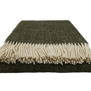 Blanket Fair Deluxe pure wool | 100% wool with fringed borders (leaf green)