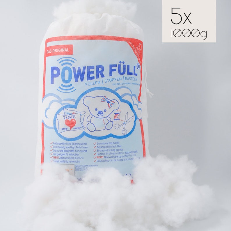Peut inclure: Un sac blanc rempli de rembourrage blanc &eacute;tiquet&eacute; "Power F&uuml;ll" en lettres bleues et rouges. Le sac est &eacute;tiquet&eacute; "Das Original" et pr&eacute;sente un ours en peluche et un oreiller avec le mot "Love" dessus. Le sac est &eacute;tiquet&eacute; "5x 1000g".