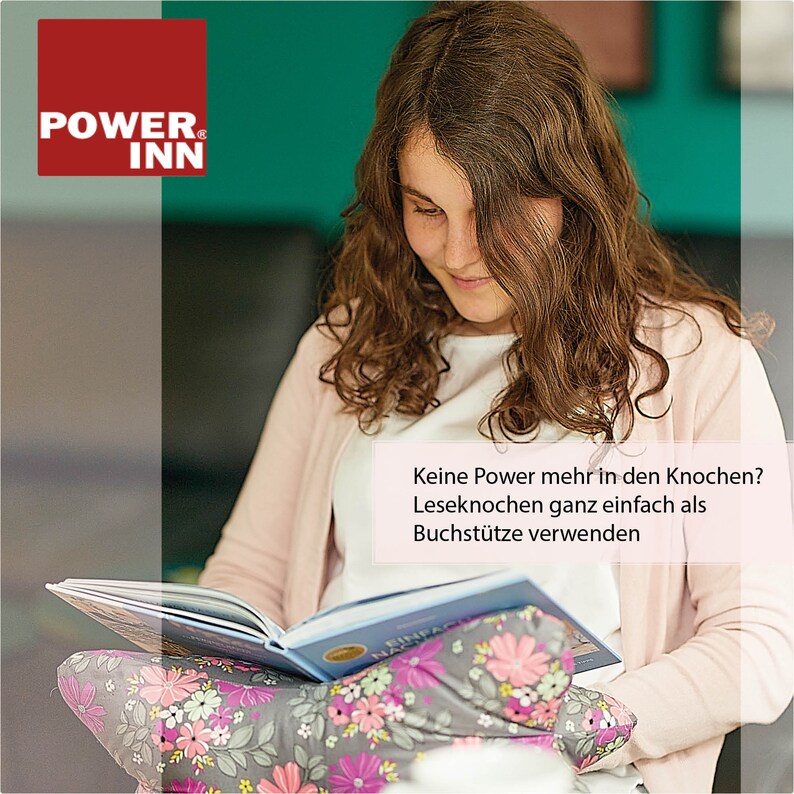 May include: A young person is reading a book while sitting on a couch. The book is resting on a gray and white floral patterned cushion. The text on the image reads "Keine Power mehr in den Knochen? Leseknochen ganz einfach als Buchst&uuml;tze verwenden."