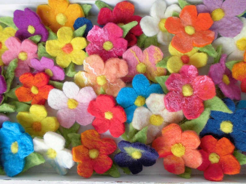 Filzblumen bunt 10 Stück mit gefilzten Blättern gefilzte Blüten Dekoration Basteln Bild 2