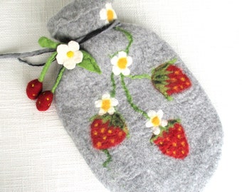 Wärmflasche gefilzt Filzwärmflasche mit Erdbeeren und Blüten