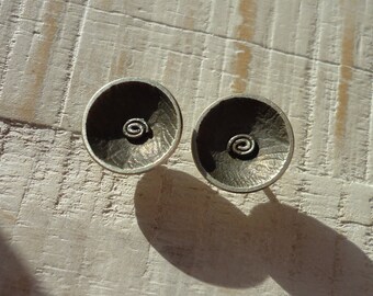 Schälchen Ohrstecker aus Silber mit kleiner Spirale teilweise geschwärzt