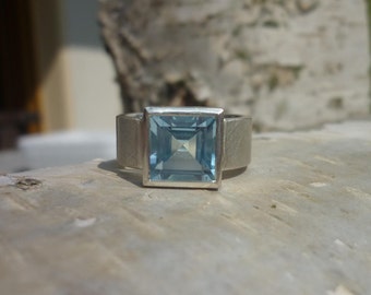 Leuchtend blauer Topas Silber Ring