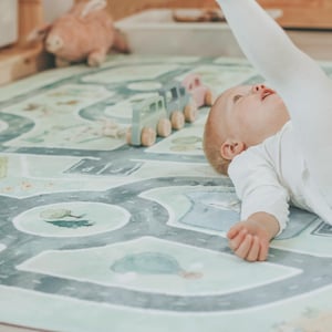 Spielteppich &quot;Ausflug aufs LAND&quot; - Play Rug - ULTRASOFT - Straßen-Teppich, Auto-Teppich - dezente Farben, waschbar-  HappyCityKids, 2 Größen