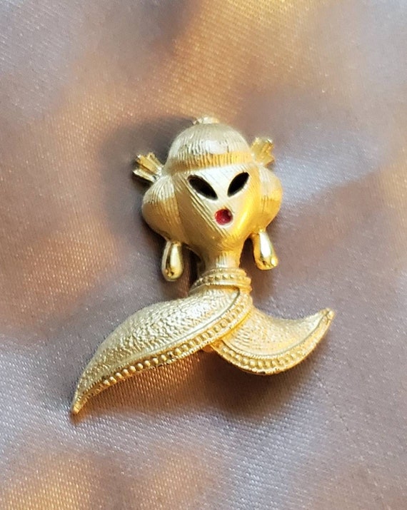 Vintage gold tone asian woman pin