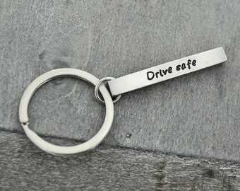 Schlüsselanhänger barrenförmig aus Edelstahl mit Gravur, handgefertigter personalisierter Schlüsselanhänger