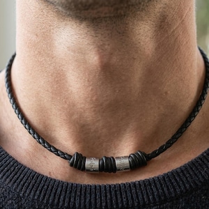 Herren Lederhalsband mit 2 Gravur-Anhängern – Geflochtene Kette Schwarz/Braun, Individueller Männerschmuck, Edelstahl Namensringe