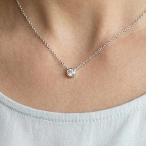 Collar solitario en plata con colgante de circonita cúbica de 6 mm - cadena de ancla de 1,5 mm, disponible en largos de 40-55 cm - Incluye joyero Timbalino - Regalo clásico