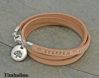 Personalisiertes Familienarmband aus Rindleder mit Silber Lebensbaum Anhänger. Wickelarmband mit Text